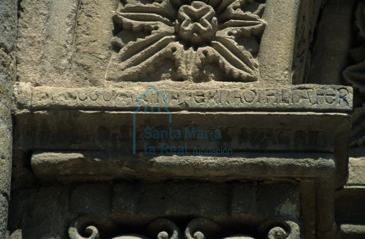 Epitafio de Marina Fernández, en un cimacio de la portada meridional