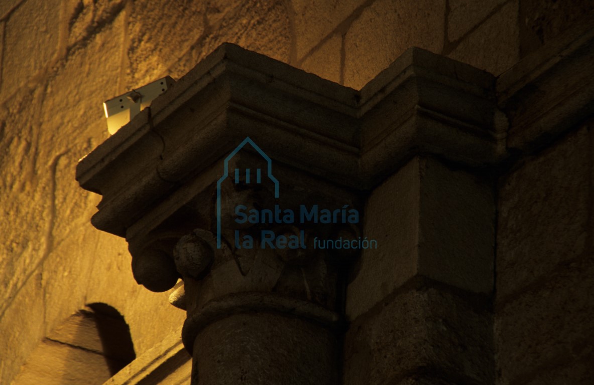 Capitel que flanquea la portada sur en el interior del templo