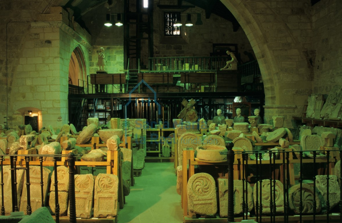 Restos escultóricos almacenados en el interior de la iglesia