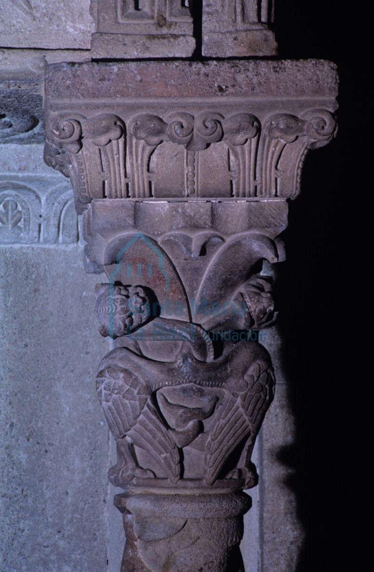 Decoración de un capitel del sepulcro