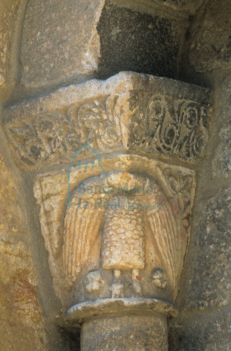 Detalle de uno de los capiteles de la ventana norte del ábside central