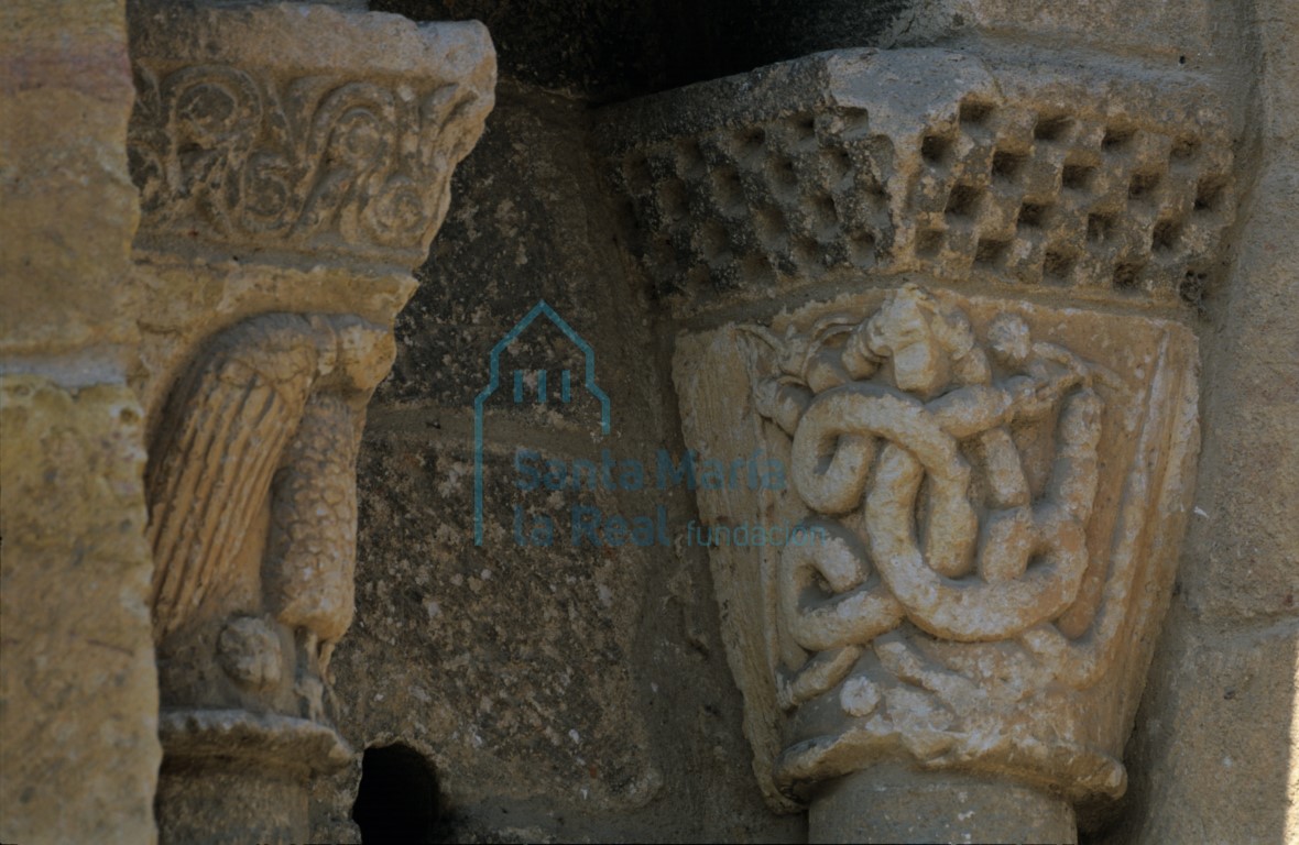 Detalle de los capiteles de la ventana norte del ábside central