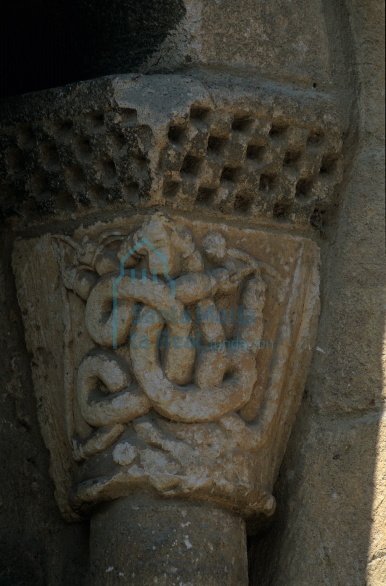 Detalle de uno de los capiteles de la ventana norte del ábside central