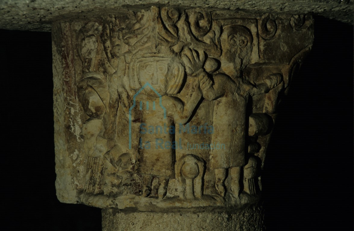 Capitel reutilizado como soporte del altar