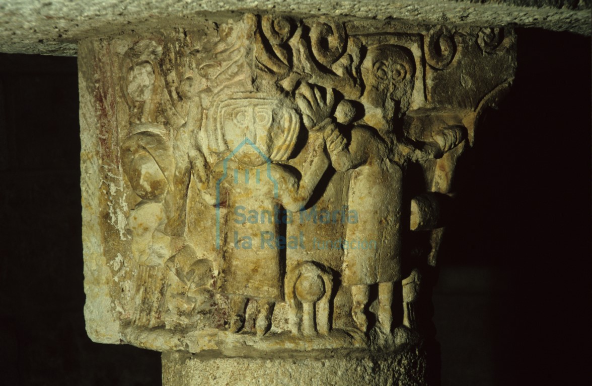 Capitel reutilizado como soporte de altar