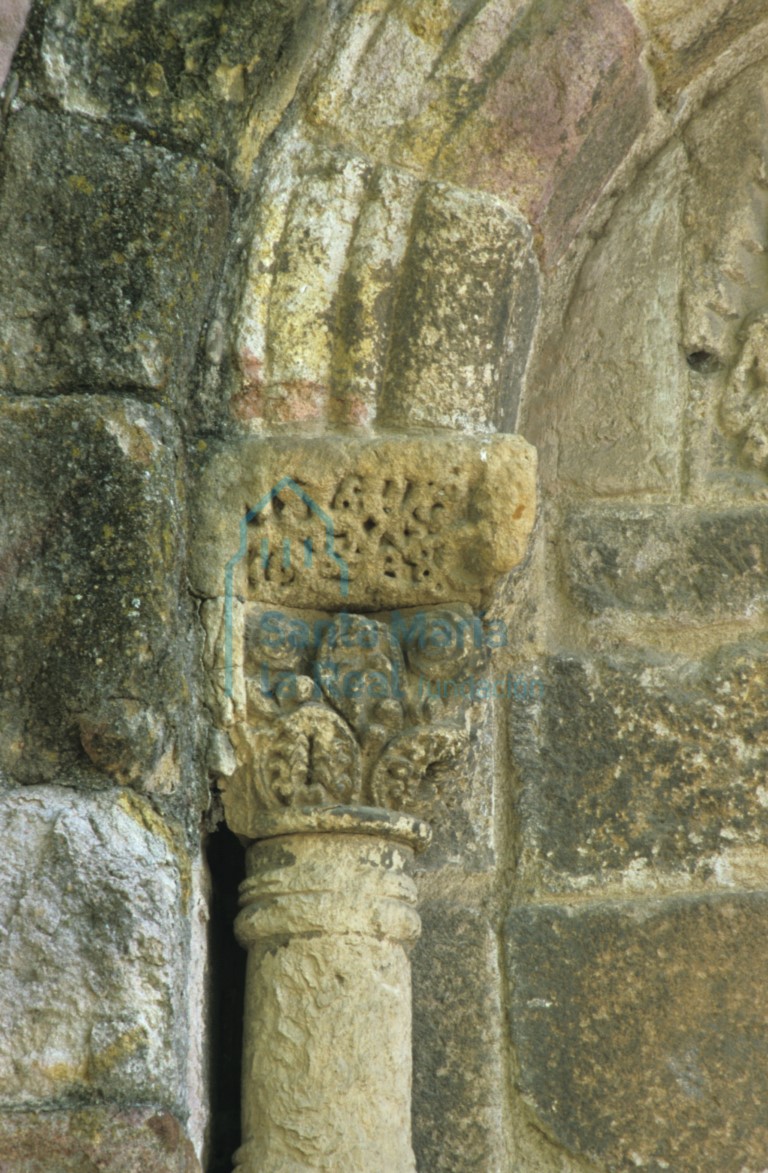 Capitel en el exterior