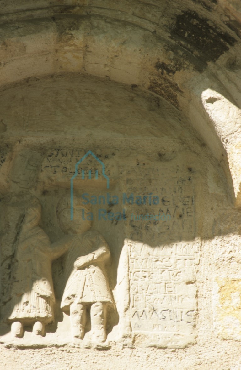 Inscripción en el relieve de la capilla central