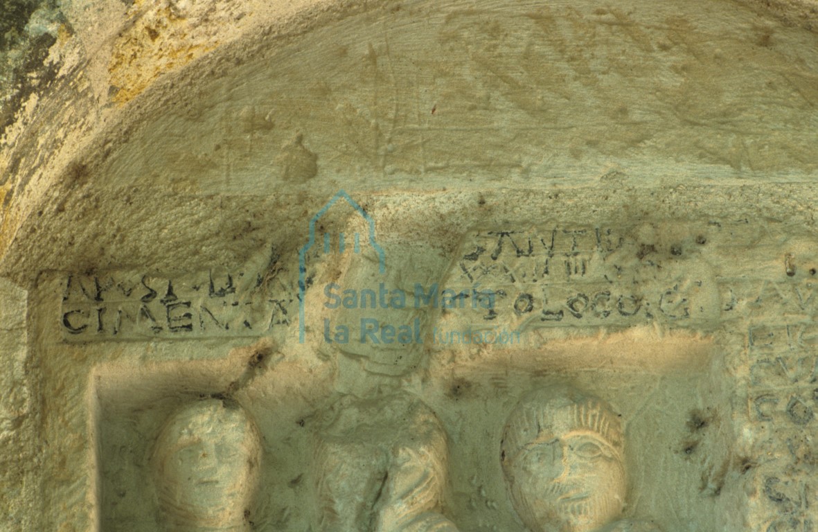 Detalle de la inscripción del relieve de la capilla central