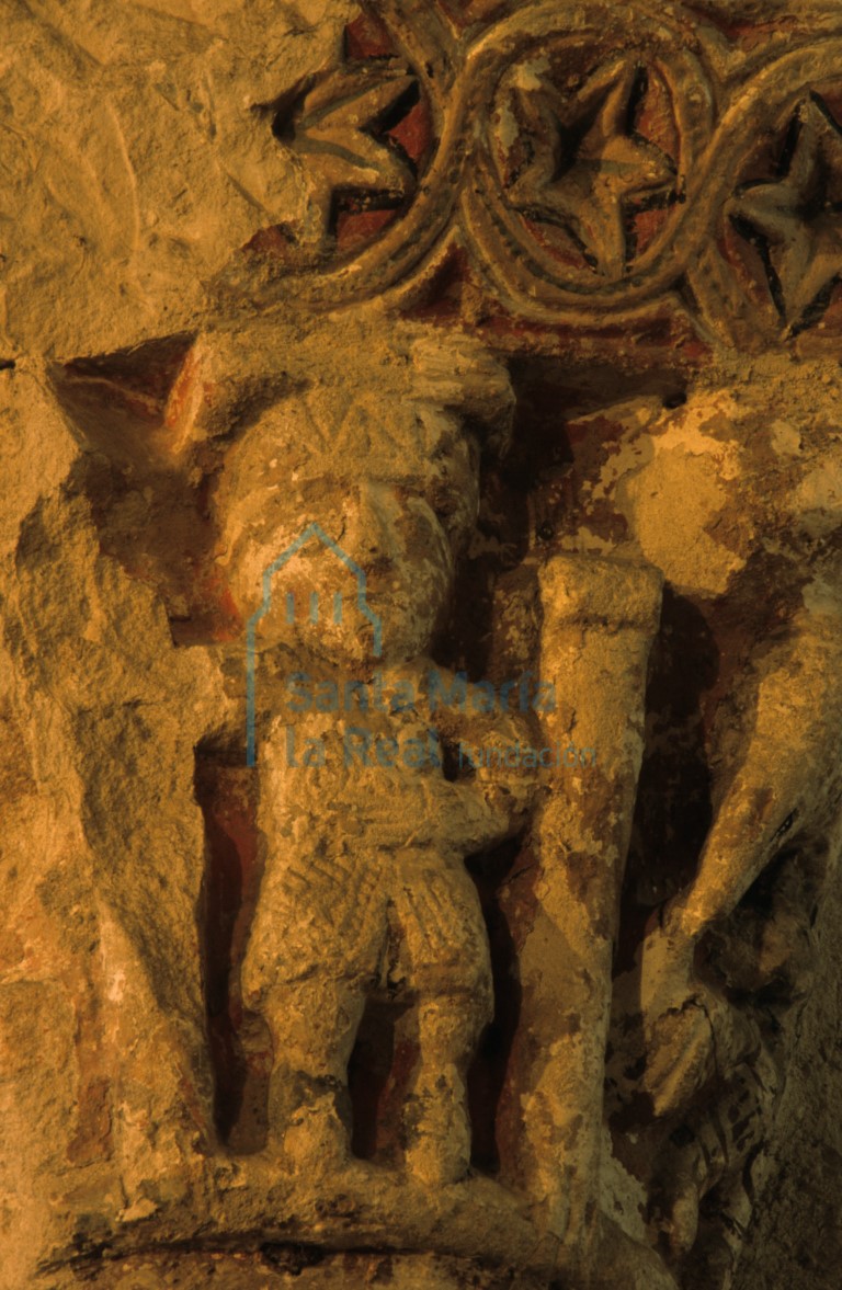 Detalle del capitel norte de la nave de la epístola. Hombre entre dos columnas