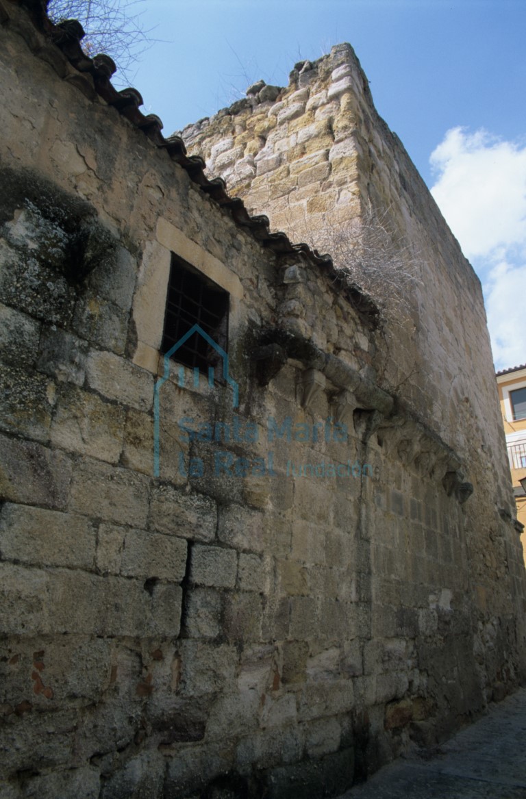 Muro norte de la nave y torre