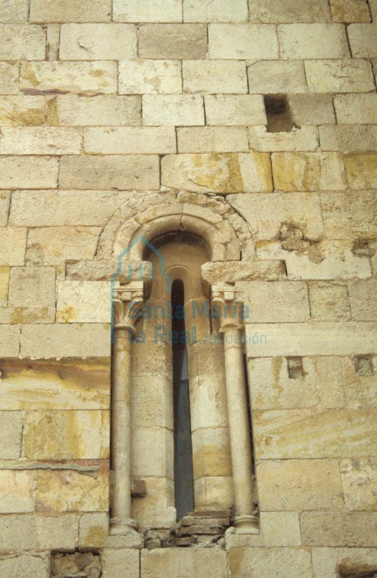 Ventana en el muro norte de la iglesia