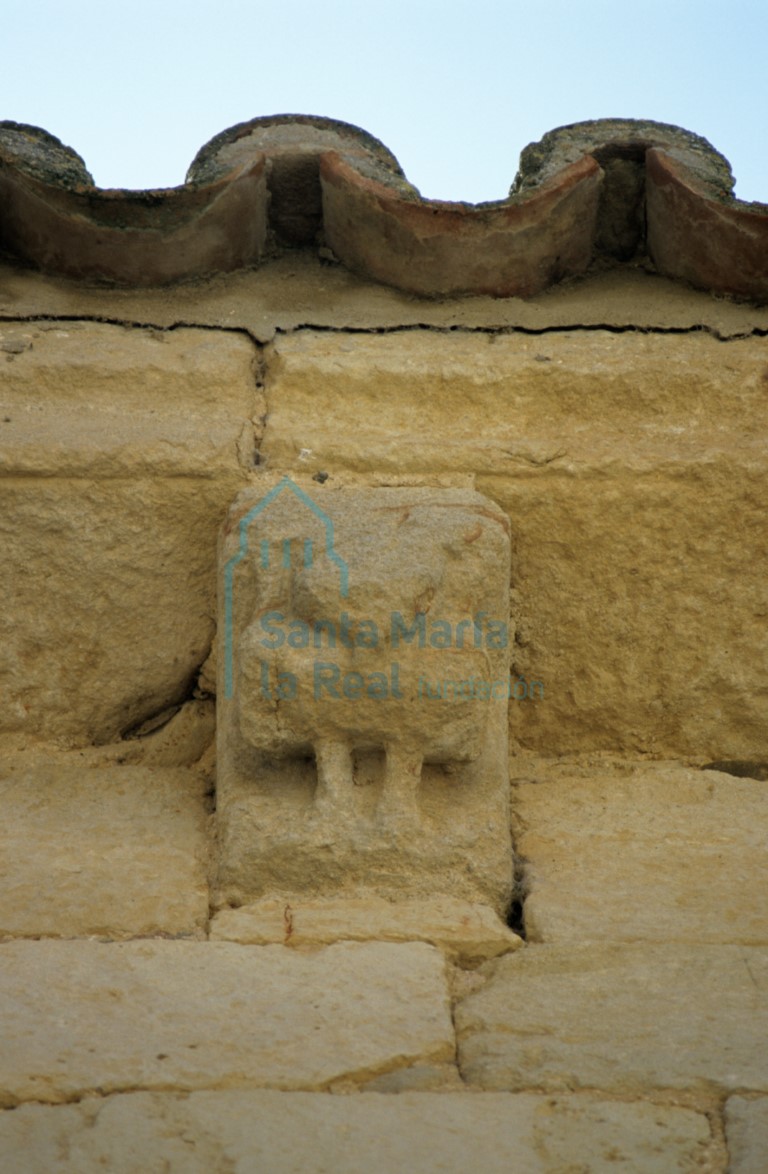 Detalle de un canecillo en el muro septentrional