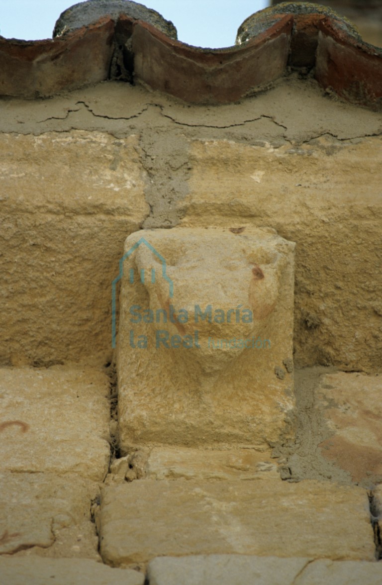 Detalle de un canecillo en el muro septentrional