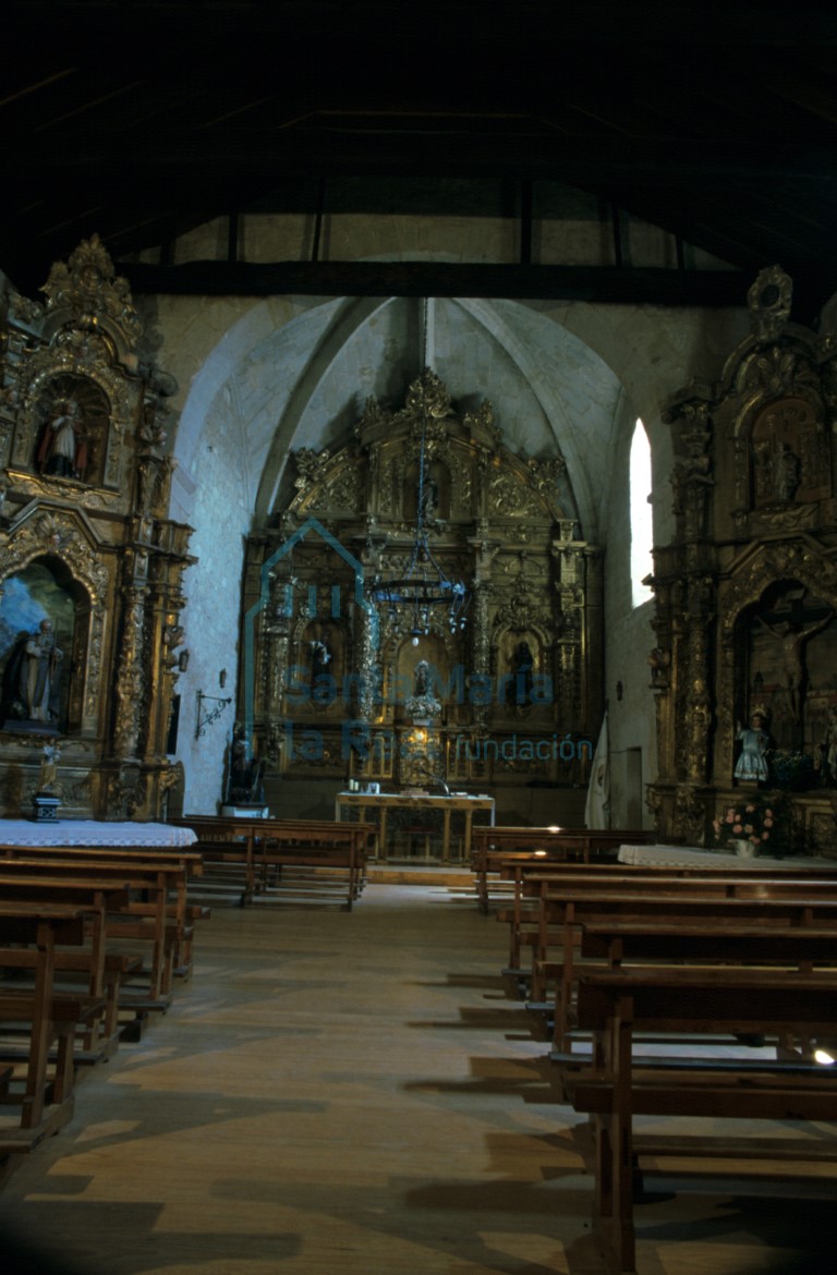 Vista del interior de la iglesia hacia la cabecera
