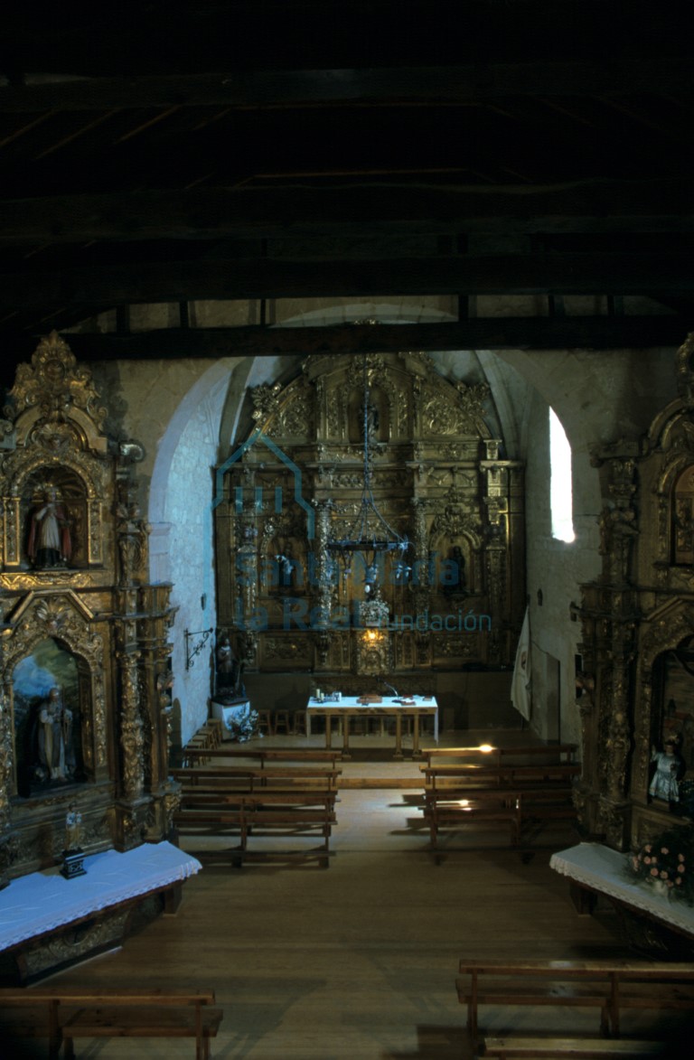 Vista del interior de la iglesia hacia la cabecera