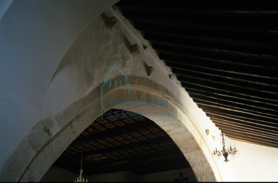 Detalle del arco que separa los dos naves y restos de los canecillos situados anteriormente en el exterior
