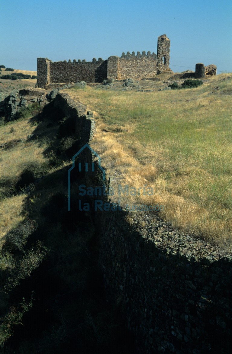 Restos del castillo de Castrotorafe y de la antigua muralla