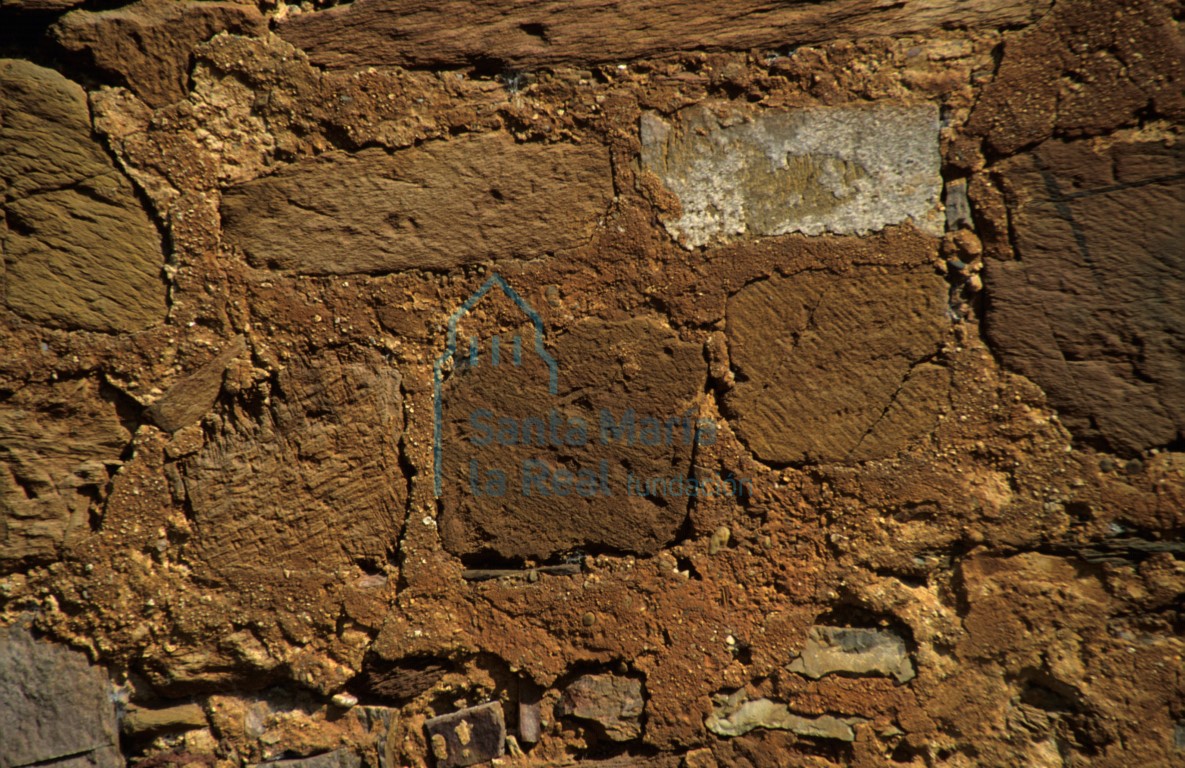 Detalle del muro del castillo de Castrotorafe