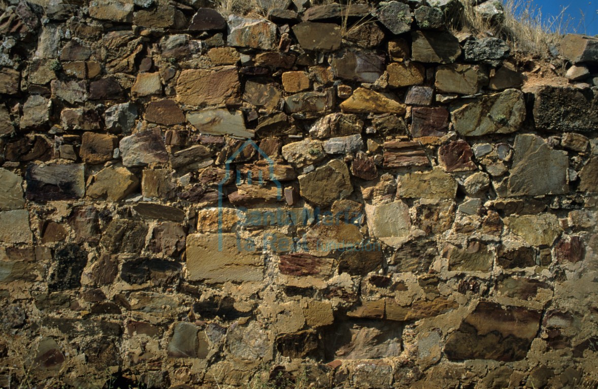 Detalle del muro del castillo de Castrotorafe