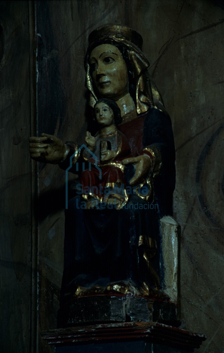 Vista lateral de la Virgen del Castillo