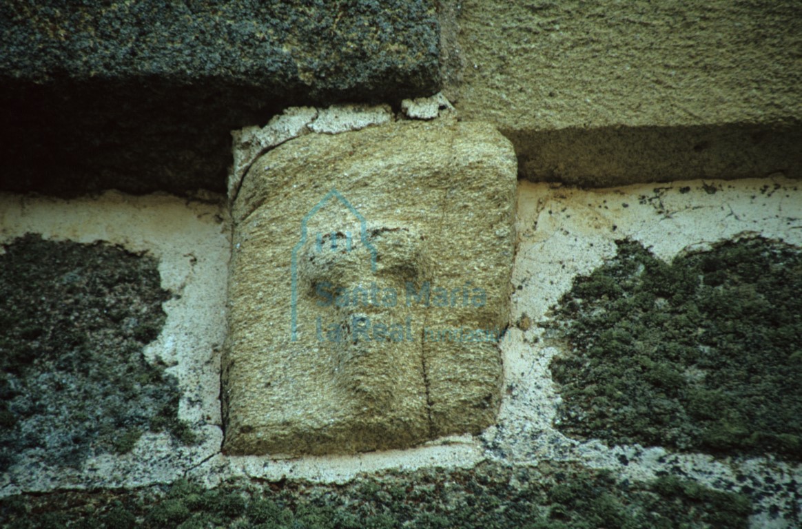 Detalle de uncan con decoración de falo en el muro septentrional del templo