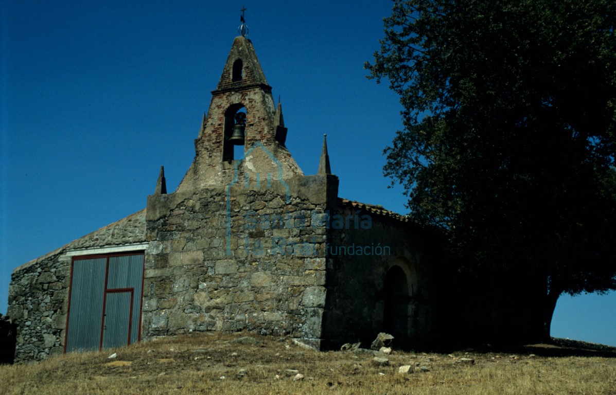 Vista general de la iglesia desde el oeste