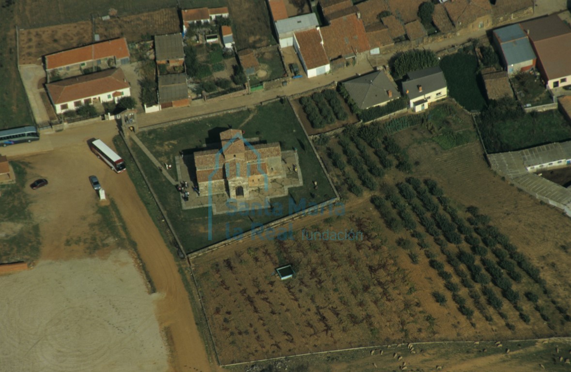 Vista aérea de la iglesia y los alrededores