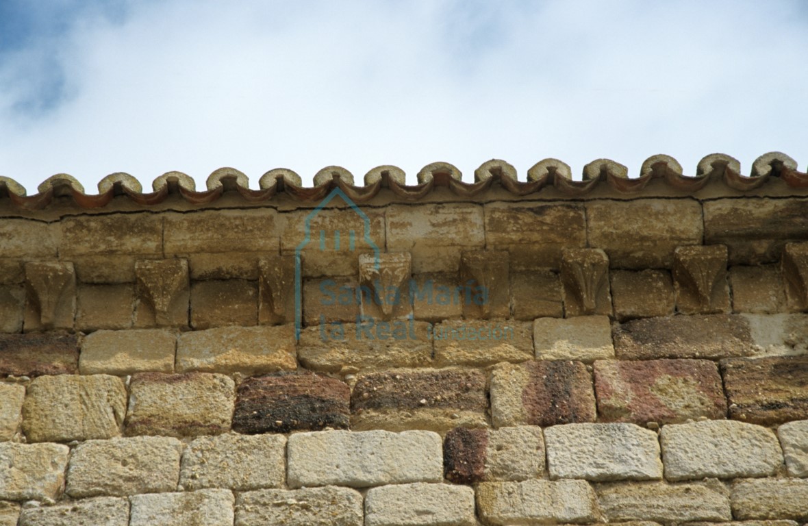 Vista del alero de y canecillos del muro meridional del ábside