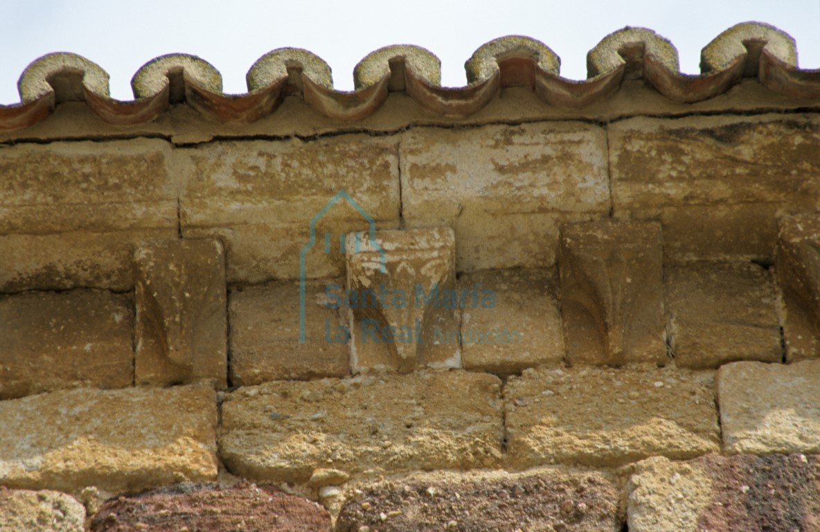 Vista del alero de y canecillos del muro meridional del ábside