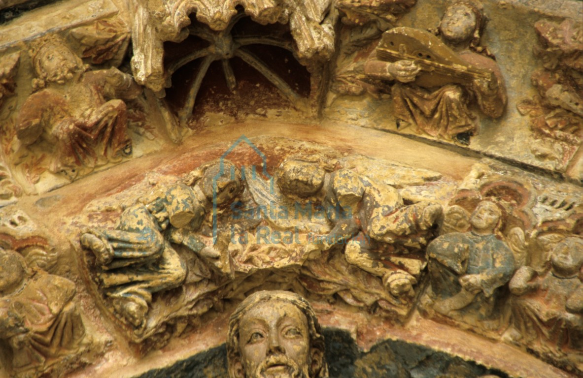 Detalle de la Coronación de la Virgen y dosel en la portada meridional