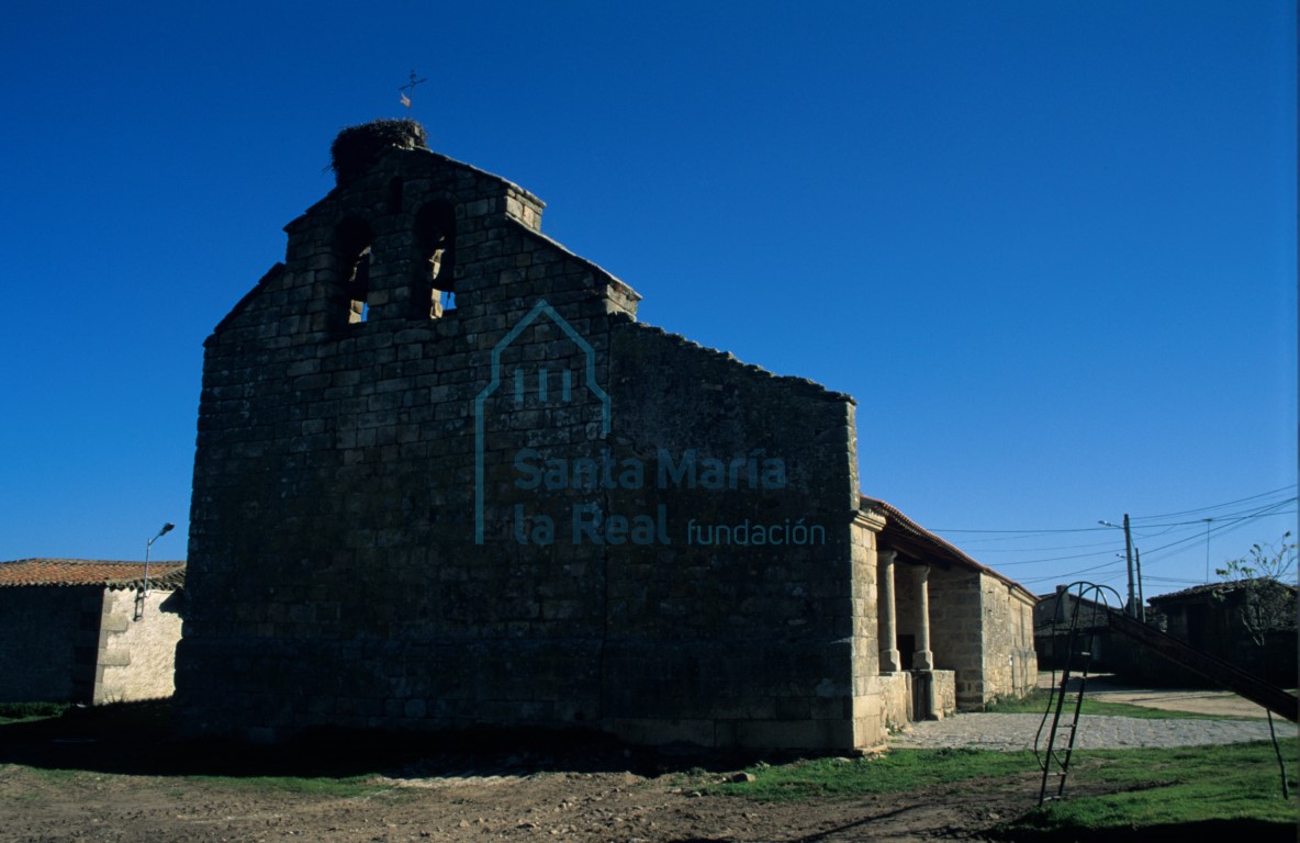 Exterior de la iglesia desde el suroeste