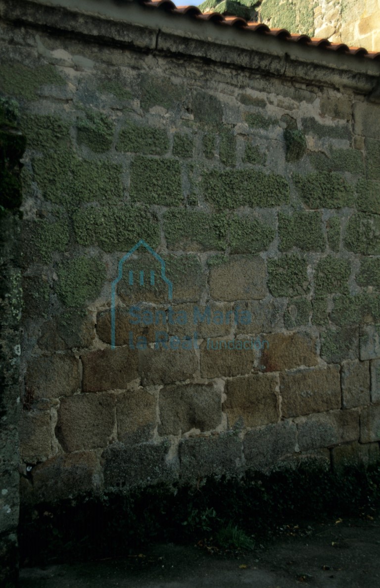 Posible paramento románico con canecillos en el muro norte