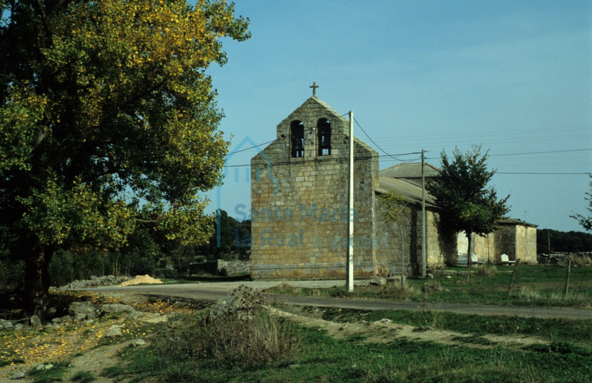 Vista del hastial de la iglesia desde el oeste