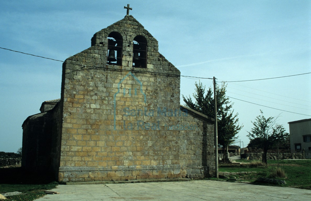 Vista del hastial de la iglesia