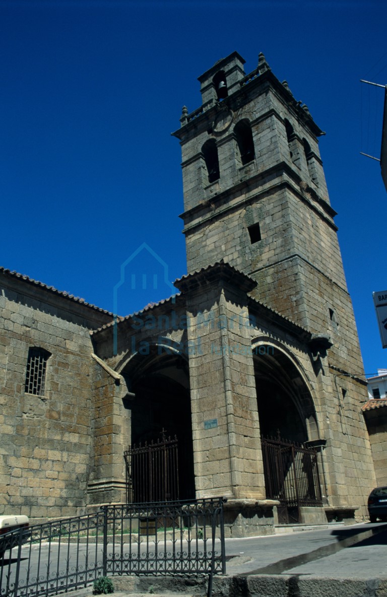 Vista de la torre y de la portada meridional