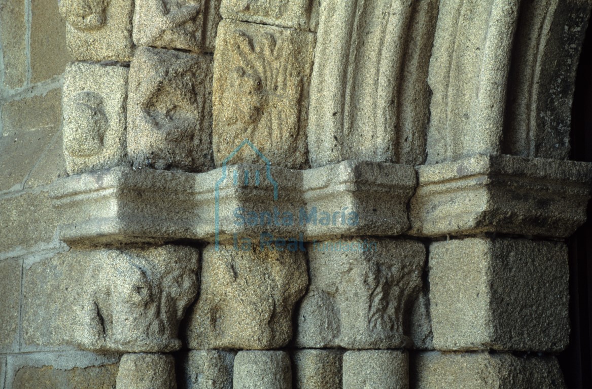 Detalle de los capiteles del lado izquierdo de la portada meridional