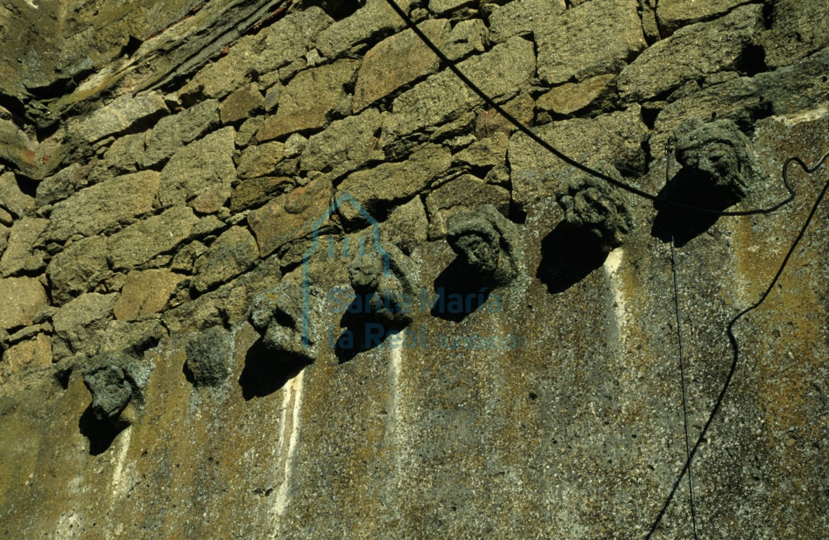 Detalle de los canecillos en el muro sur de la cabecera. Uno roto y el resto con decoración antropomorfa y zoomorfa
