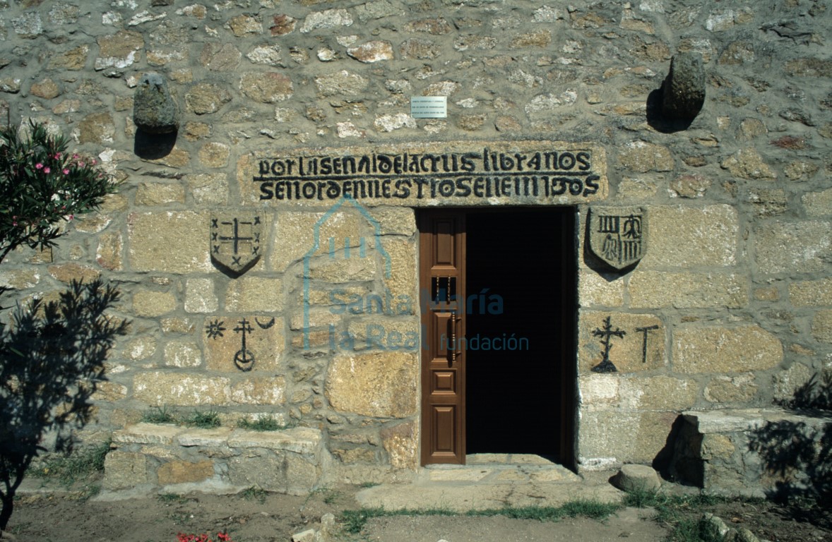 Vista de la portada occidental