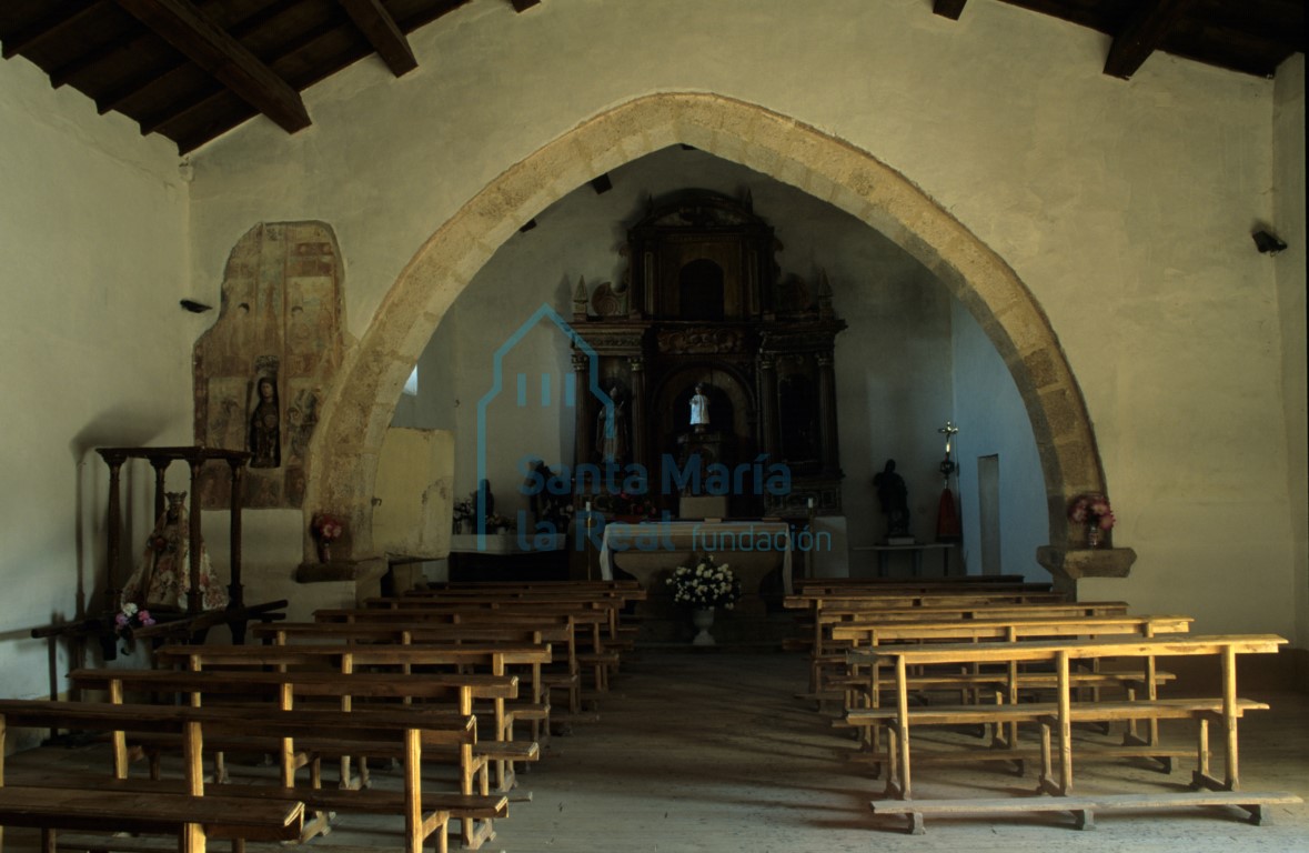 Vista del interior hacia la cabecera