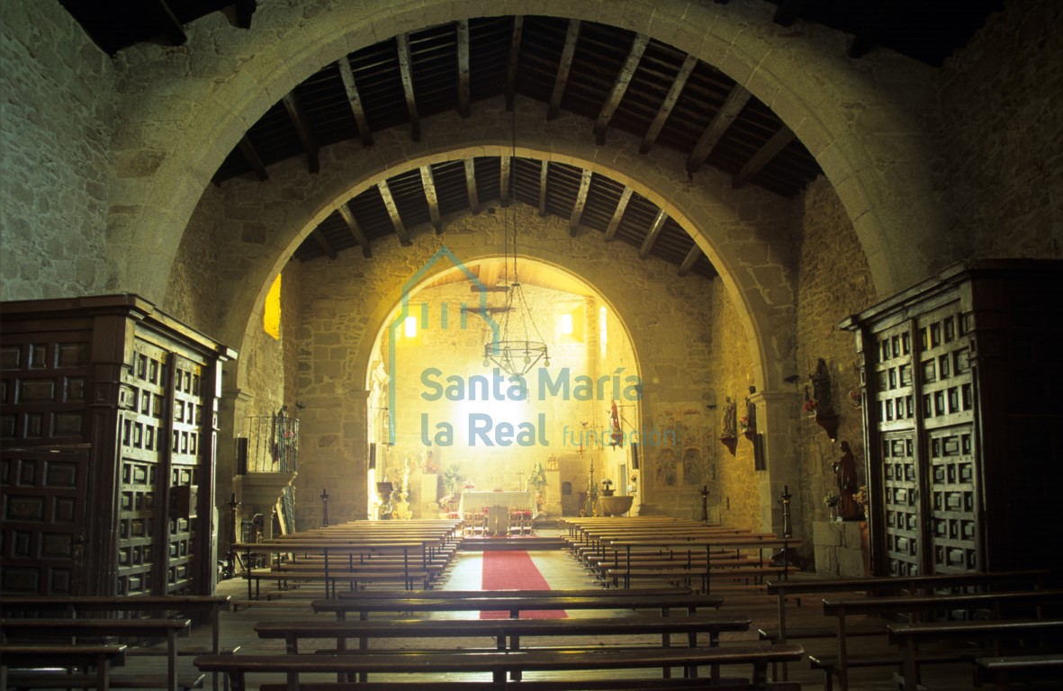 Interior de la iglesia hacia la cabecera