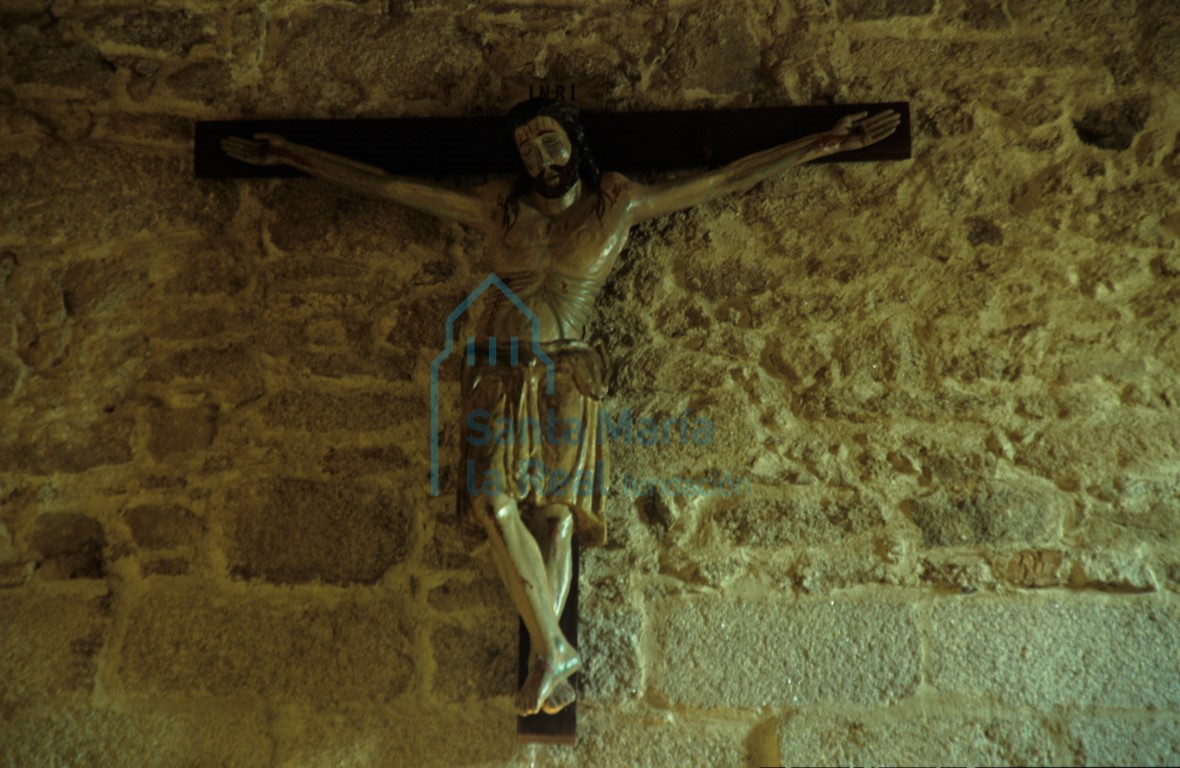 Cristo gótico en el interior de la iglesia