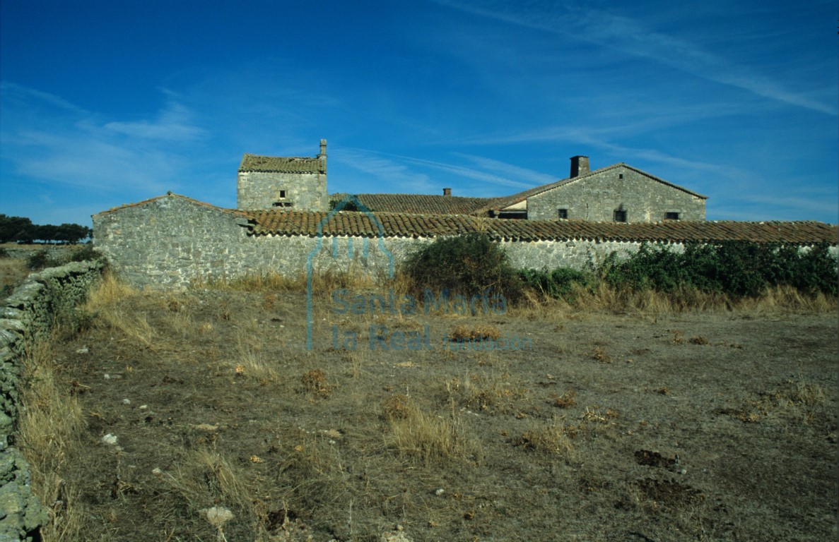 Caserío de La Albañeza. A la izquierda el oratorio y a la derecha la casona