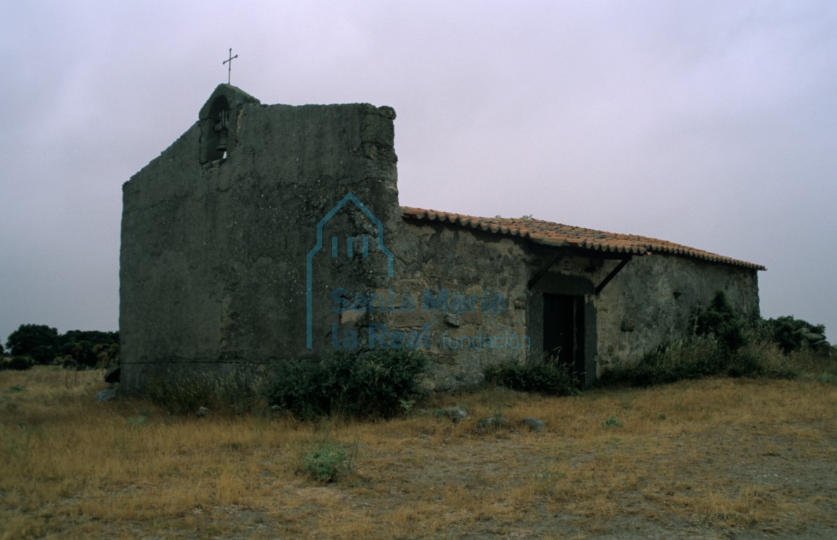 Vista del exterior de la ermita desde el lado suroeste