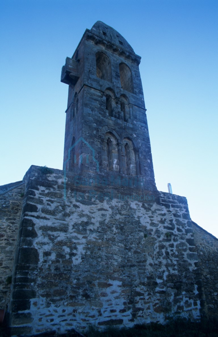 Vista del hastial occidental y de la torre