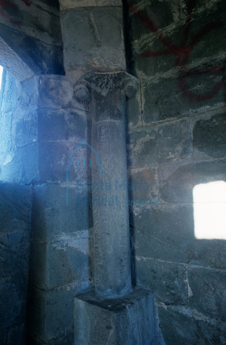Columna acodillada en el cuerpo superior de la torre