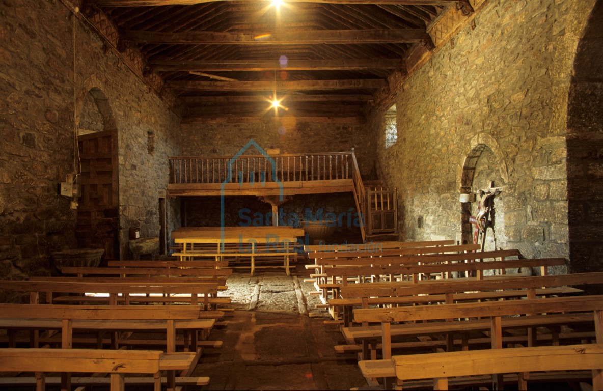 Interior de la iglesia vista hacia los pies