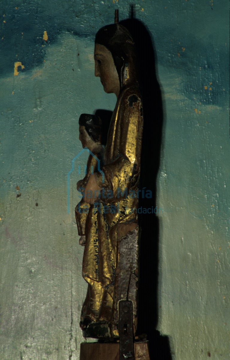 Vista lateral de la Virgen de Monserrate