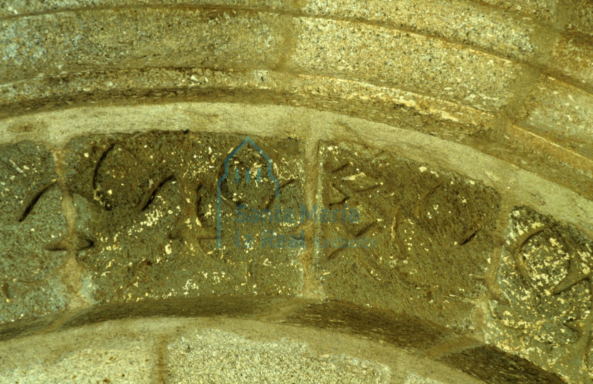 Detalle de una dovela de la portada meridional. Decoración de hojas de vid o de higuera