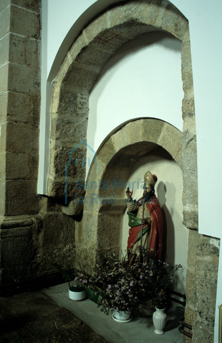 Antigua portada cegada en el interior del muro norte