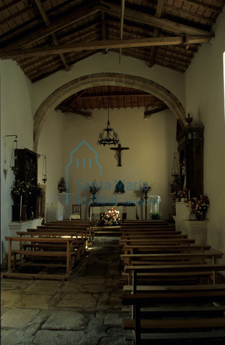 Interior de la iglesia hacia la cabecera